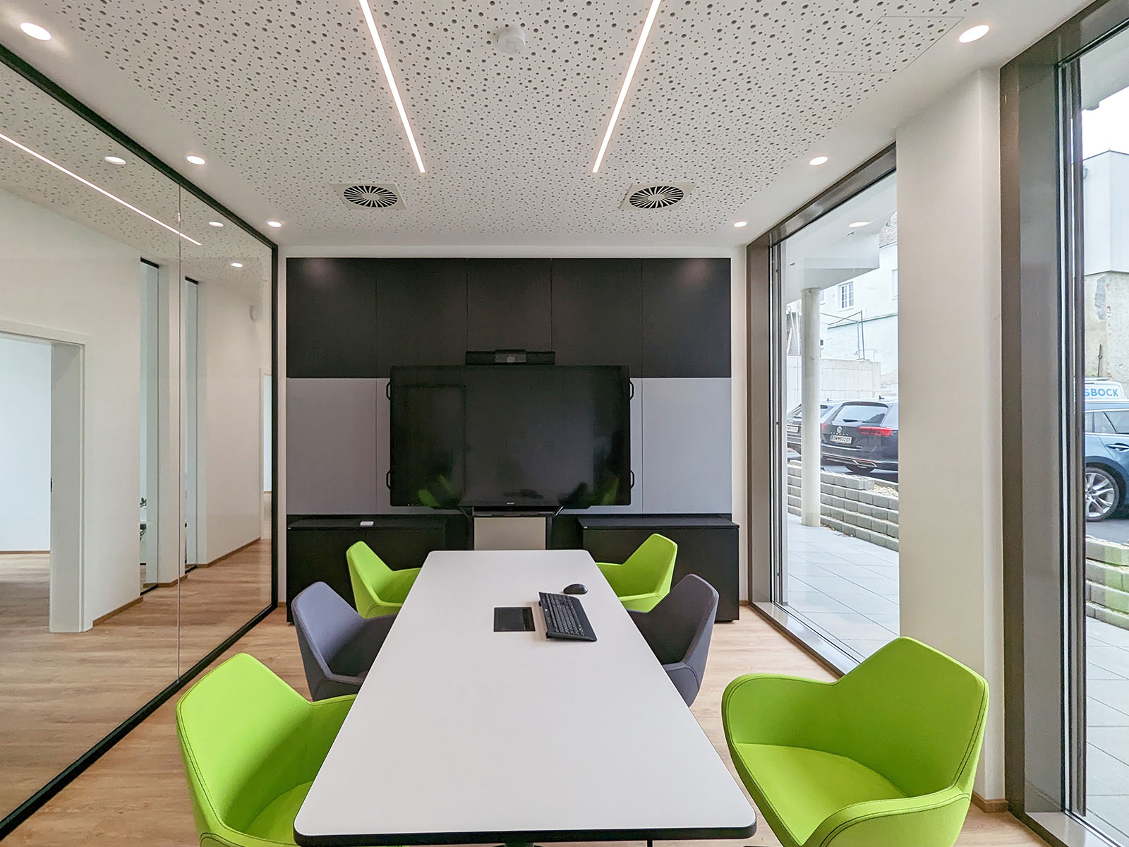 Moderne B�robeleuchtung mit LED Leuchten f�r Arbeitspl�tze